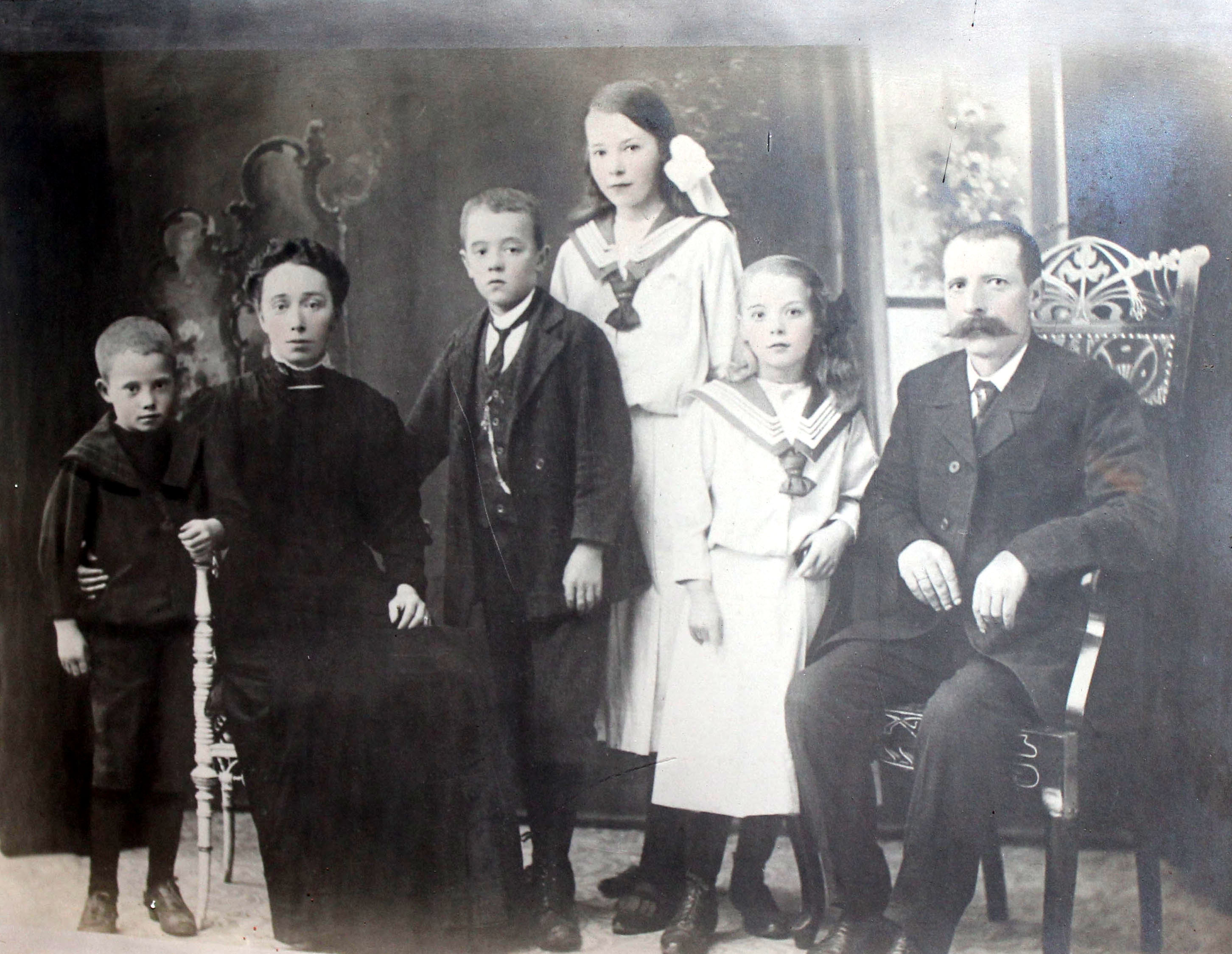 Johan Johannesen Wangen og Kristiane Mathilde Olsen med barna
